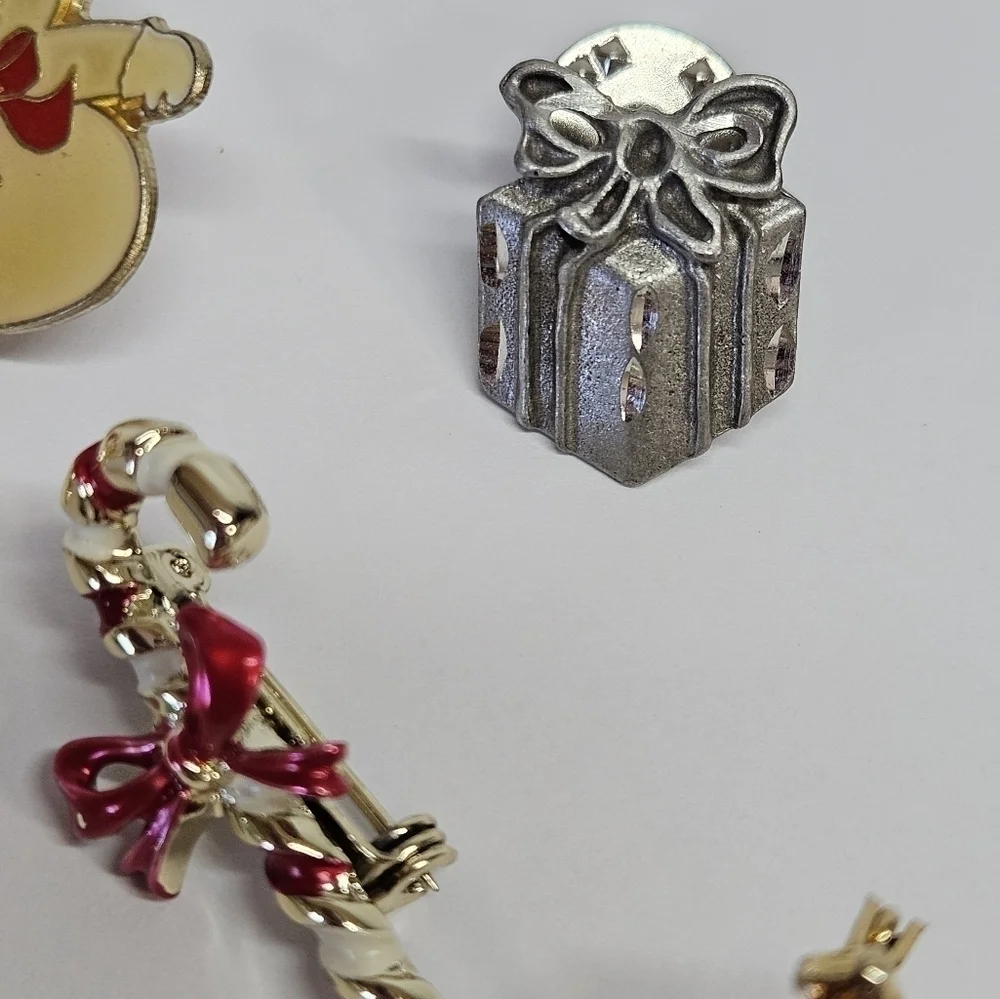 VINTAGE Christmas Holiday Brooch Pin Lot Avon Rhinestones